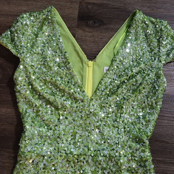DRESS THE POPULATION Zoe V-Neck Green Sequin Bodycon Mini  Dress - Picture 7 of 15